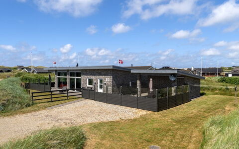 Synthia - 300M from the Sea: Dak, Land Lot, Verblijf, Huis, Landelijk Gebied, Schuur, Siding, Garden Gebouwen, Blokhut, Hut