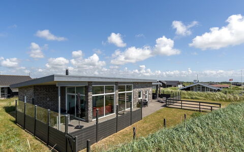 Synthia - 300M from the Sea: Dak, Land Lot, Verblijf, Huis, Landelijk Gebied, Schuur, Siding, Garden Gebouwen, Blokhut, Hut