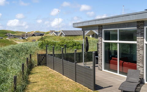 Synthia - 300M from the Sea: Dak, Land Lot, Verblijf, Huis, Landelijk Gebied, Schuur, Siding, Garden Gebouwen, Blokhut, Hut