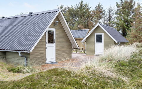 Hinz - from the Sea: Woongebied, Struik, Huis, Huis, Tuin, Landgoed, Schaduw, Landscaping, Gazon