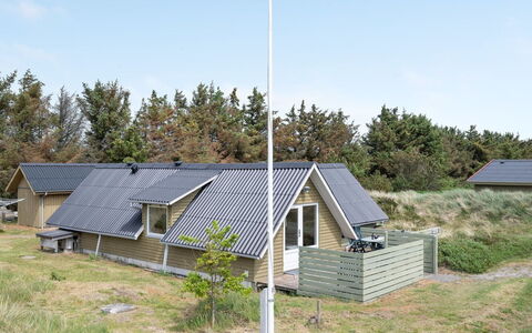 Hinz - from the Sea: Woongebied, Struik, Huis, Huis, Tuin, Landgoed, Schaduw, Landscaping, Gazon