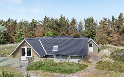 Hinz - from the Sea: Huis, Dak, Huis, Verblijf, Struik, Groundcover, Landgoed, Boerderij, Siding, Garden Gebouwen