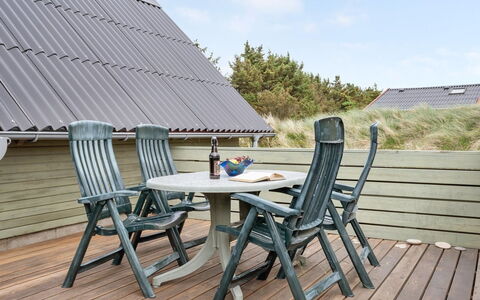 Hinz - from the Sea: Huis, Dak, Huis, Verblijf, Struik, Groundcover, Landgoed, Boerderij, Siding, Garden Gebouwen