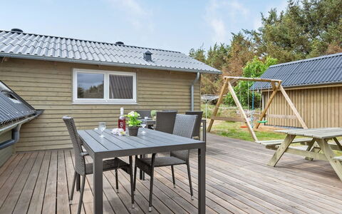 Hinz - from the Sea: Huis, Dak, Huis, Verblijf, Struik, Groundcover, Landgoed, Boerderij, Siding, Garden Gebouwen