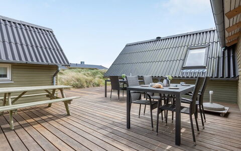 Hinz - from the Sea: Huis, Dak, Huis, Verblijf, Struik, Groundcover, Landgoed, Boerderij, Siding, Garden Gebouwen