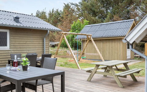 Hinz - from the Sea: Huis, Dak, Huis, Verblijf, Struik, Groundcover, Landgoed, Boerderij, Siding, Garden Gebouwen