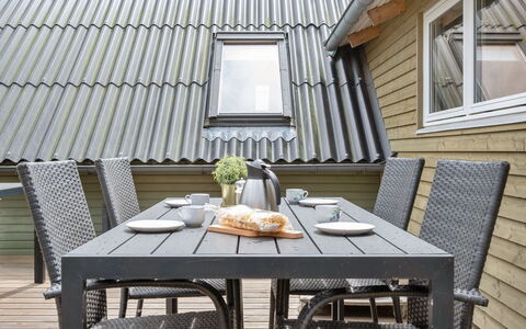 Hinz - from the Sea: Huis, Dak, Huis, Verblijf, Struik, Groundcover, Landgoed, Boerderij, Siding, Garden Gebouwen