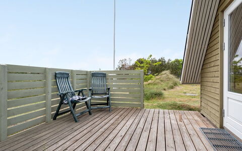 Hinz - from the Sea: Huis, Dak, Huis, Verblijf, Struik, Groundcover, Landgoed, Boerderij, Siding, Garden Gebouwen