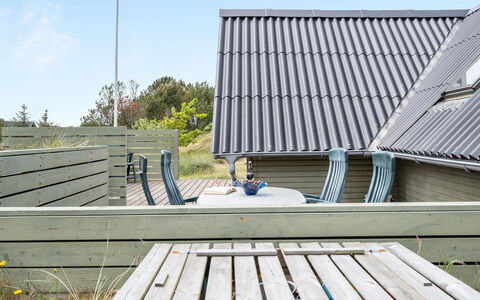 Hinz - from the Sea: Huis, Dak, Huis, Verblijf, Struik, Groundcover, Landgoed, Boerderij, Siding, Garden Gebouwen