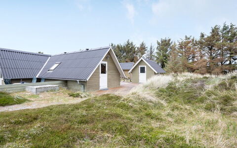 Hinz - from the Sea: Huis, Dak, Huis, Verblijf, Struik, Groundcover, Landgoed, Boerderij, Siding, Garden Gebouwen
