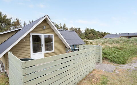 Hinz - from the Sea: Huis, Dak, Huis, Verblijf, Struik, Groundcover, Landgoed, Boerderij, Siding, Garden Gebouwen