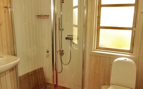 Soeren - from the Sea: Loodgieterswerkinrichting, Badkamer, Wc Bril, Flooring, Hout, Verdieping, Toilet, Loodgieter, Wastafel In De Badkamer, Interieur Ontwerp