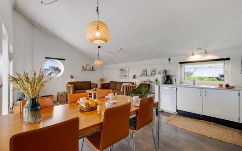 Jænis - from the Sea: Plafond, Interieur Ontwerp, Meubilair, Huis, Verdieping, Keuken En Eettafel, Lichte Inrichting, Bankstel, Woonkamer