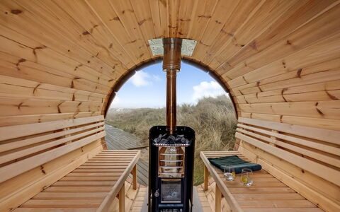 Malgest - 100M from the Sea: Dak, Land Lot, Verblijf, Huis, Landelijk Gebied, Schuur, Siding, Garden Gebouwen, Blokhut, Hut