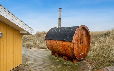 Malgest - 100M from the Sea: Dak, Land Lot, Verblijf, Huis, Landelijk Gebied, Schuur, Siding, Garden Gebouwen, Blokhut, Hut