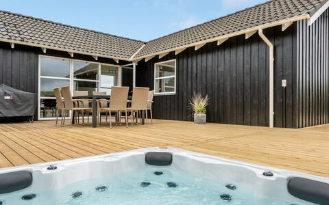 Arvo - from the Sea: Struik, Stedelijk Ontwerp, Groundcover, Steen, Appartement, Landgoed, Metselwerk, Balkon, Landscaping