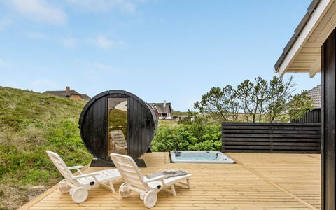 Arvo - from the Sea: Struik, Stedelijk Ontwerp, Groundcover, Steen, Appartement, Landgoed, Metselwerk, Balkon, Landscaping