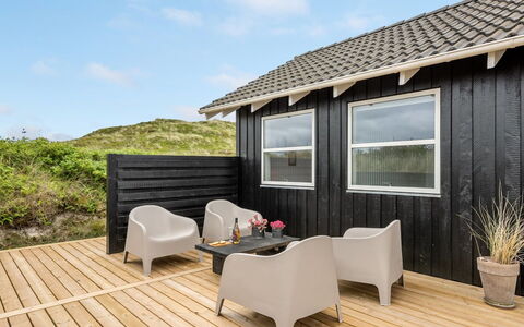 Arvo - from the Sea: Struik, Stedelijk Ontwerp, Groundcover, Steen, Appartement, Landgoed, Metselwerk, Balkon, Landscaping