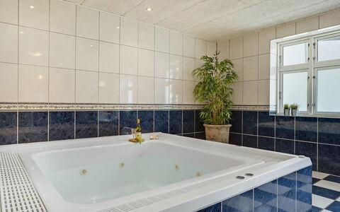 Eini - 4.5Km from the Sea: Flooring, Loodgieterswerkinrichting, Badkamer, Interieur Ontwerp, Verdieping, Bad, Plafond, Loodgieter, Tegel, Kamer