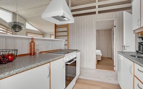 Galmand - 300M from the Sea: Keuken, Flooring, Hout, Interieur Ontwerp, Verdieping, Countertop, Major Appliance, Plafond, Toestel Van De Keuken, Cabinetry