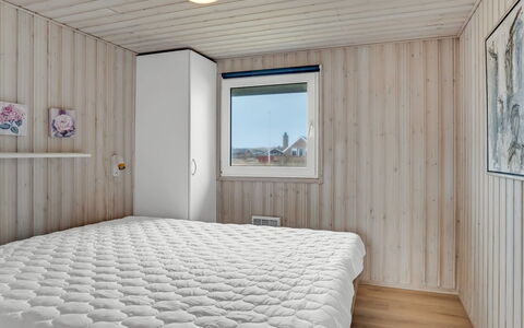 Galmand - 300M from the Sea: Hout, Slaapkamer, Verdieping, Flooring, Interieur Ontwerp, Plafond, Bed, Laken, Kamer, Bedding