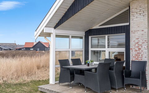 Galmand - 300M from the Sea: Hout, Deur, Huis, Plafond, Veranda, Schaduw, Hardwood, Stoel, Beits, Patio