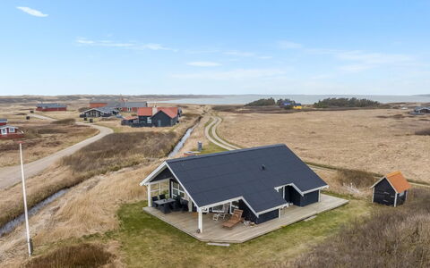 Galmand - 300M from the Sea: Huis, Dak, Huis, Verblijf, Landgoed, Deur, Veranda, Siding, Boerderij, Schaduw