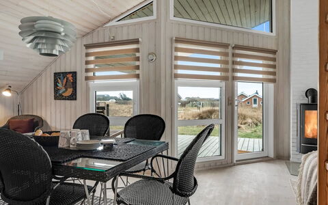 Galmand - 300M from the Sea: Huis, Dak, Huis, Verblijf, Landgoed, Deur, Veranda, Siding, Boerderij, Schaduw