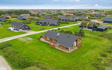 Erland - 500M from the Sea: Meubilair, Interieur Ontwerp, Stoel, Flooring, Tafel, Toevlucht, Verdieping, Plafond, Kamer, Eco Hotel