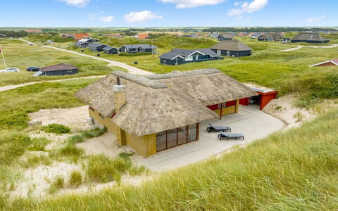 Zora - 100M from the Sea: Hout, Huis, Verblijf, Huis, Dak, Landelijk Gebied, Siding, Blokhut, Garden Gebouwen, Hardwood