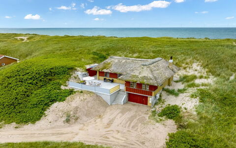 Zora - 100M from the Sea: Hout, Huis, Verblijf, Huis, Dak, Landelijk Gebied, Siding, Blokhut, Garden Gebouwen, Hardwood