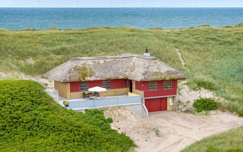 Zora - 100M from the Sea: Hout, Huis, Verblijf, Huis, Dak, Landelijk Gebied, Siding, Blokhut, Garden Gebouwen, Hardwood