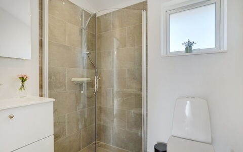 Mauri - 350M from the Sea: Flooring, Muur, Verdieping, Badkamer, Interieur Ontwerp, Loodgieterswerkinrichting, Toilet, Loodgieter, Verlichting, Kamer