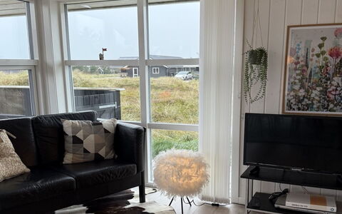 Mauri - 350M from the Sea: Meubilair, Interieur Ontwerp, Hout, Flooring, Verdieping, Woonkamer, Huis, Verlichting, Kamer, Appartement