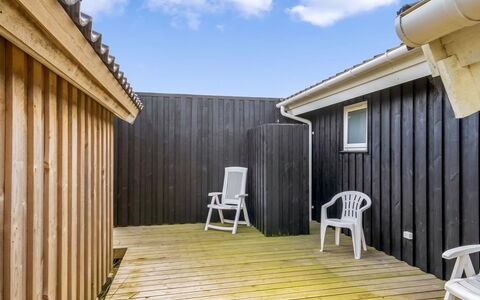 Mauri - 350M from the Sea: Hout, Huis, Verblijf, Huis, Dak, Landelijk Gebied, Siding, Blokhut, Garden Gebouwen, Hardwood