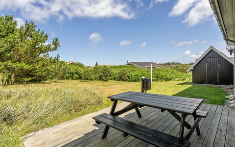 Usko - 250M from the Sea: Struik, Stedelijk Ontwerp, Groundcover, Steen, Appartement, Landgoed, Metselwerk, Balkon, Landscaping