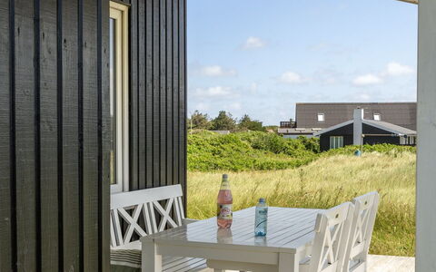 Usko - 250M from the Sea: Struik, Stedelijk Ontwerp, Groundcover, Steen, Appartement, Landgoed, Metselwerk, Balkon, Landscaping