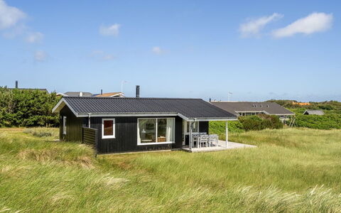 Usko - 250M from the Sea: Struik, Stedelijk Ontwerp, Groundcover, Steen, Appartement, Landgoed, Metselwerk, Balkon, Landscaping