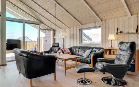 Horsten - 350M from the Sea: Hout, Plafond, Huis, Meubilair, Verblijf, Hardwood, Houten Vloer, Stoel, Plank, Woonkamer