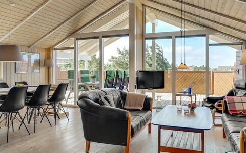 Horsten - 350M from the Sea: Hout, Huis, Verblijf, Plafond, Interieur Ontwerp, Meubilair, Veranda, Deur, Hardwood, Stoel