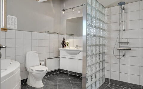 Horsten - 350M from the Sea: Flooring, Muur, Verdieping, Interieur Ontwerp, Plafond, Loodgieterswerkinrichting, Tegel, Badkamer, Loodgieter, Samengesteld Materiaal
