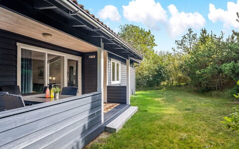 Lökea - 800M from the Sea: Dak, Huis, Huis, Verblijf, Siding, Landgoed, Oprit, Garden Gebouwen, Werf, Schuur