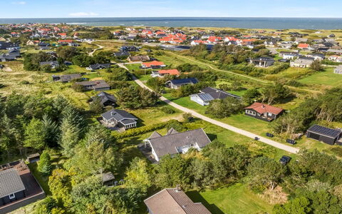 Lökea - 800M from the Sea: Dak, Huis, Huis, Verblijf, Siding, Landgoed, Oprit, Garden Gebouwen, Werf, Schuur