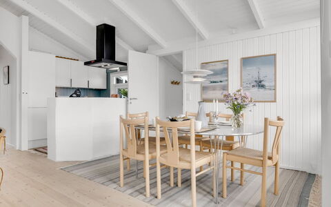 Laurentius - 300M from the Sea: Flooring, Hout, Verdieping, Interieur Ontwerp, Meubilair, Houten Vloer, Plafond, Keuken En Eettafel, Eetkamer, Stoel
