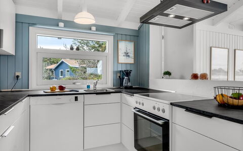 Laurentius - 300M from the Sea: Keuken, Countertop, Toestel Van De Keuken, Flooring, Cabinetry, Major Appliance, Interieur Ontwerp, Huishoudapparatuur, Verdieping, Fornuis