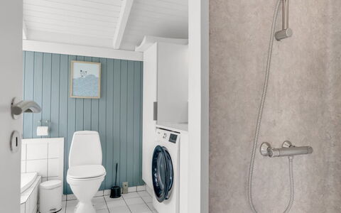 Laurentius - 300M from the Sea: Loodgieterswerkinrichting, Flooring, Badkamer, Verdieping, Toilet, Interieur Ontwerp, Loodgieter, Wc Bril, Wastafel, Kraan