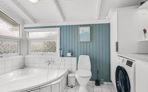 Laurentius - 300M from the Sea: Interieur Ontwerp, Flooring, Loodgieterswerkinrichting, Plafond, Verdieping, Kraan, Wastafel, Badkamer, Loodgieter, Huis