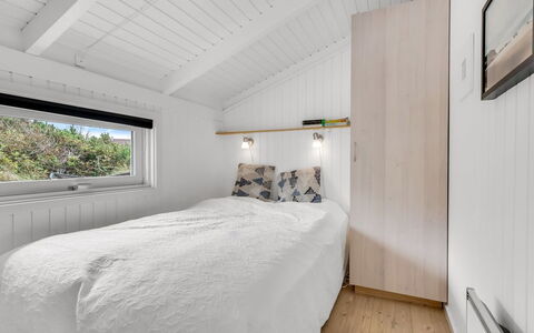 Laurentius - 300M from the Sea: Hout, Slaapkamer, Plafond, Interieur Ontwerp, Verdieping, Flooring, Bed, Kamer, Bedding, Linens