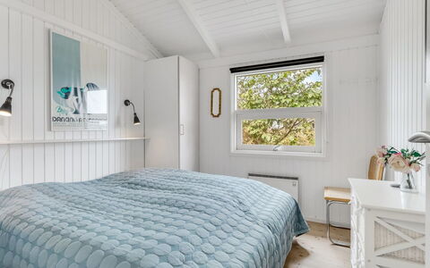 Laurentius - 300M from the Sea: Slaapkamer, Bed, Interieur Ontwerp, Hout, Laken, Bedding, Linens, Plafond, Meubilair, Verdieping