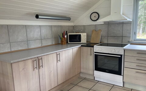Felicia - 800M from the Sea: Flooring, Keuken, Hout, Toestel Van De Keuken, Verdieping, Cabinetry, Countertop, Major Appliance, Interieur Ontwerp, Huishoudapparatuur